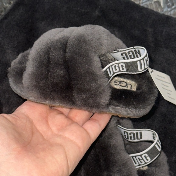 Baby Uggs Fluff Slide Slipper with a small blanket - Picture 4 of 5